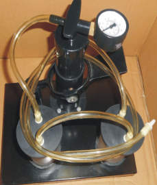 VERTICLE FOOT SUCTION WITH60MM HEAVY DUTY PISTON PUMPMOUNTED OVER A 18G,CRC POWDERCOATED METAL SHEET BASE WITH1500 ML PC JAR